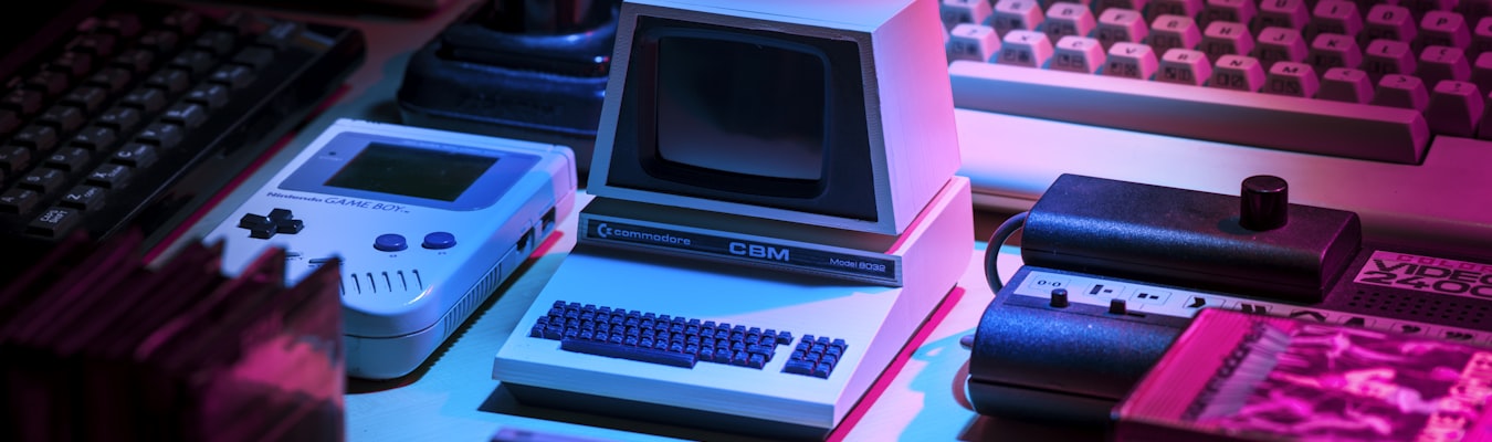 关于AB娱乐 - 团队在科技会议室中讨论项目